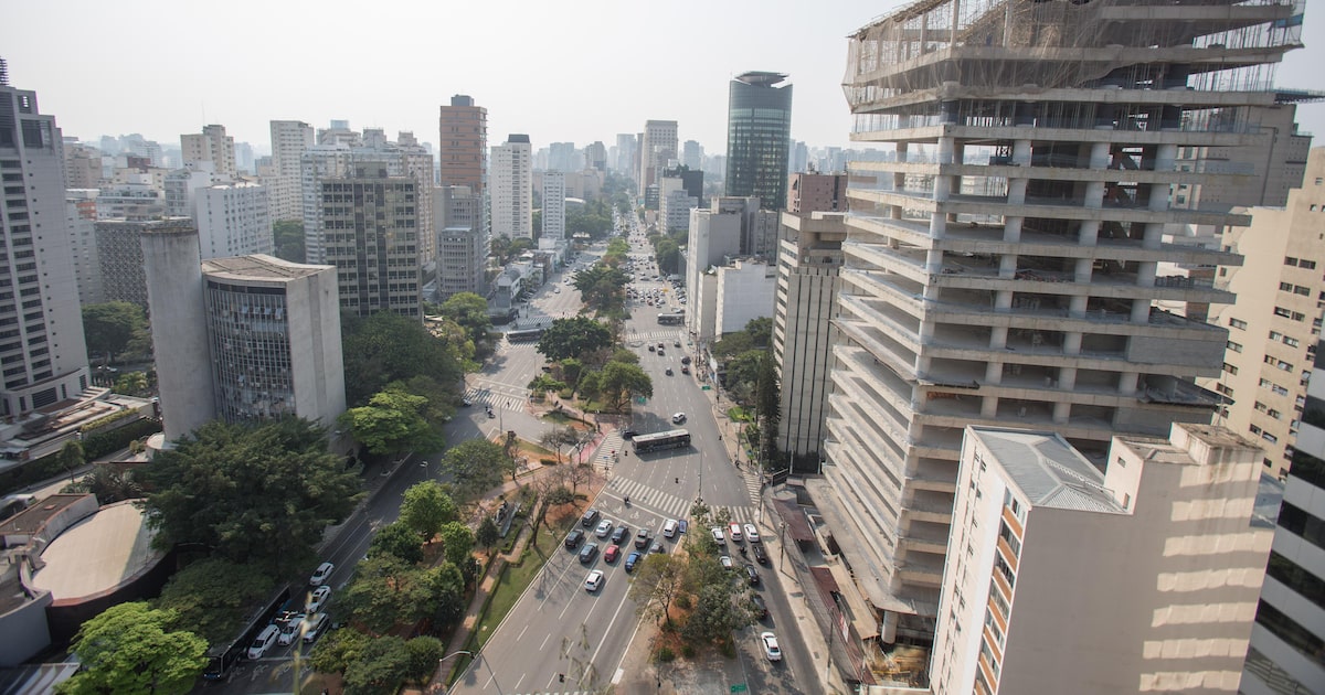 Marquise cai sobre duas pessoas na Avenida Faria Lima, em São Paulo