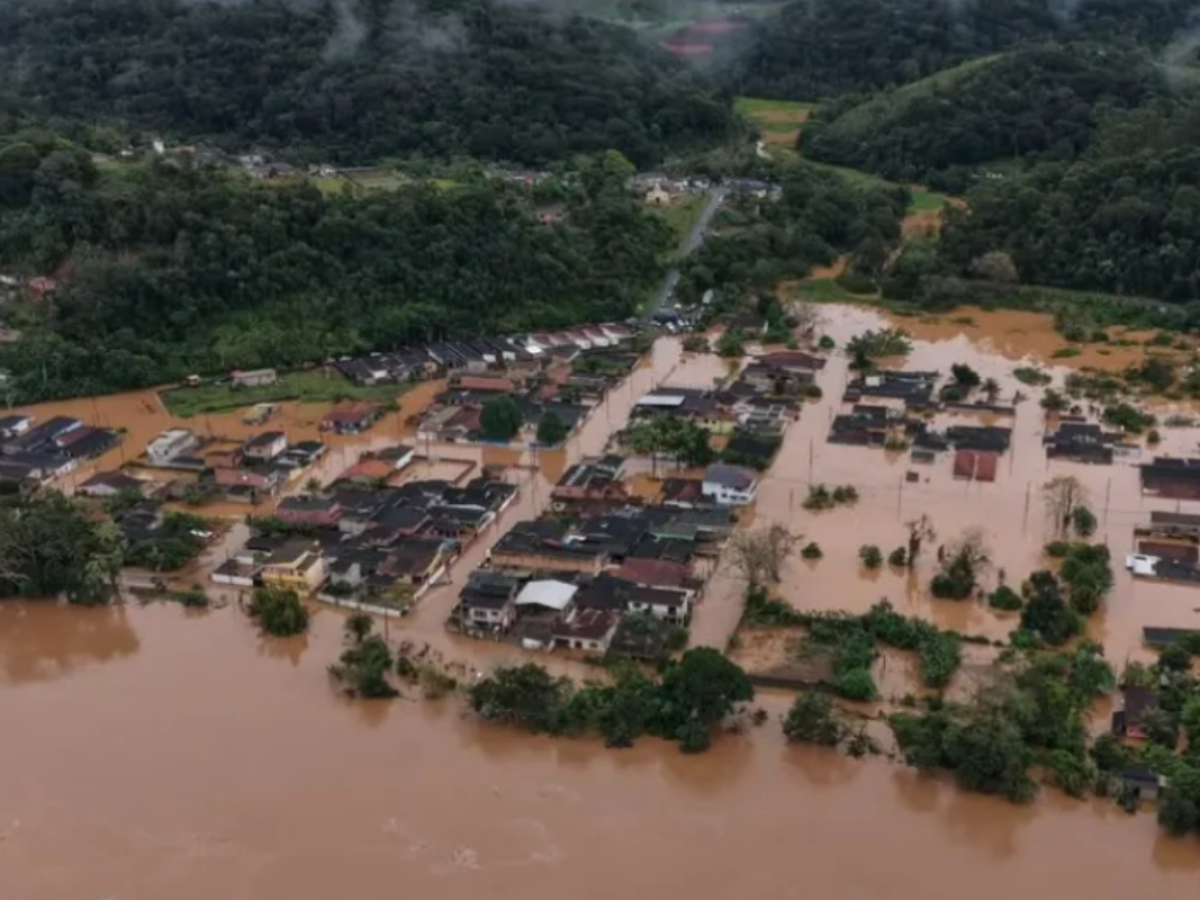 Casas, ruas e comércios são inundados após enchente no Vale do Ribeira, em São Paulo