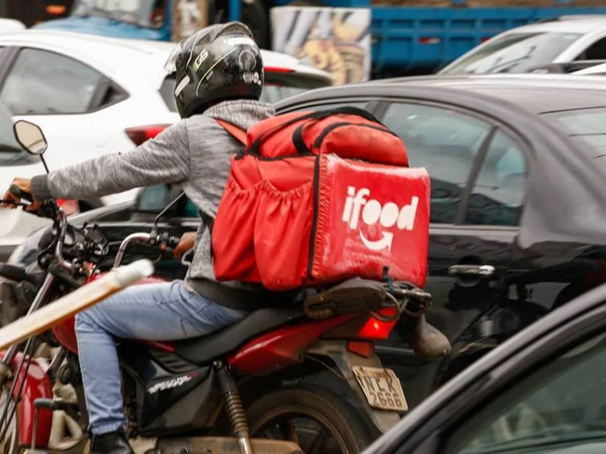 Dupla pede lanche para atrair entregador, rouba moto e é condenada em MG