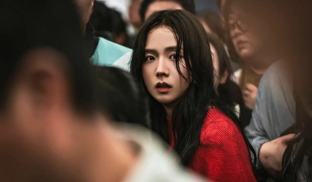 Jisoo em cena do K-drama de zumbi Newtopia — Foto: Reprodução/Teen Vogue