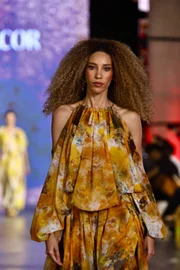 Mikaela Gomes, veterana do Metrópoles Catwalk, brilha no 3º dia de desfiles