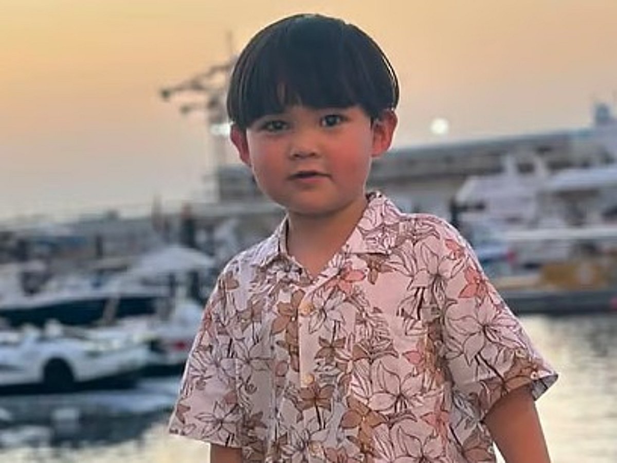 'Queremos apenas que ele esteja em casa': Menino de seis anos de Dubai busca ajuda para se reencontrar com a mãe