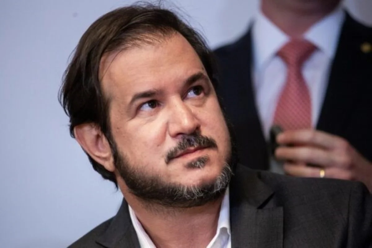 Foto colorida e em close-up de Antônio Rueda olhando para cima - Metrópoles