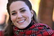 Tom Cruise quebra protocolo e estende a mão para Kate Middleton em evento