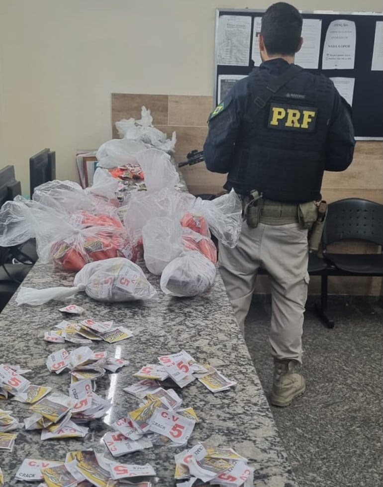 PRF prende homem com 3 mil pedras de crack e 500 pinos de cocaína na Via Dutra, em Volta Redonda (RJ)
