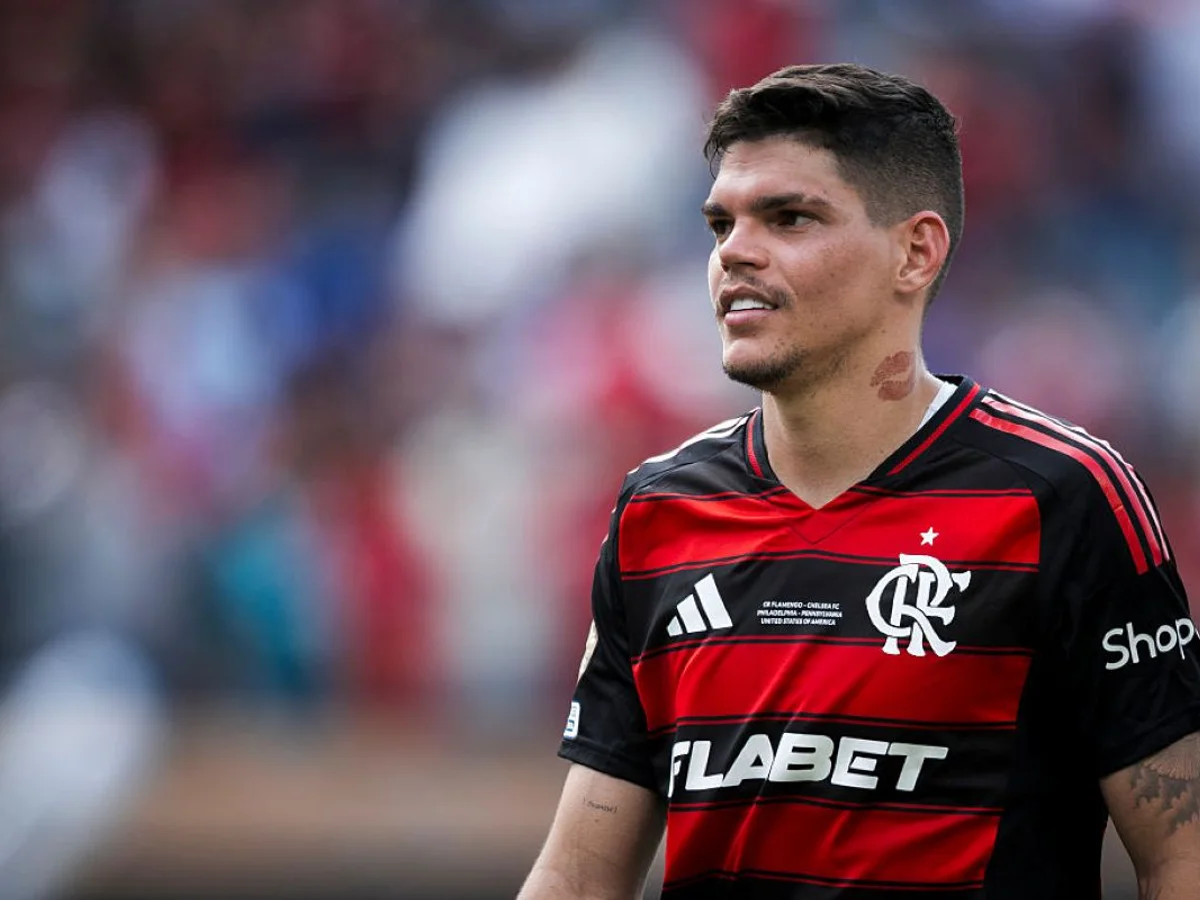Flamengo confirma lesão de Ayrton Lucas após jogo contra o Bragantino