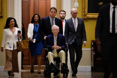 Topo do senador dos EUA Mitch McConnell, 84, retorna após ausência médica de longa duração
