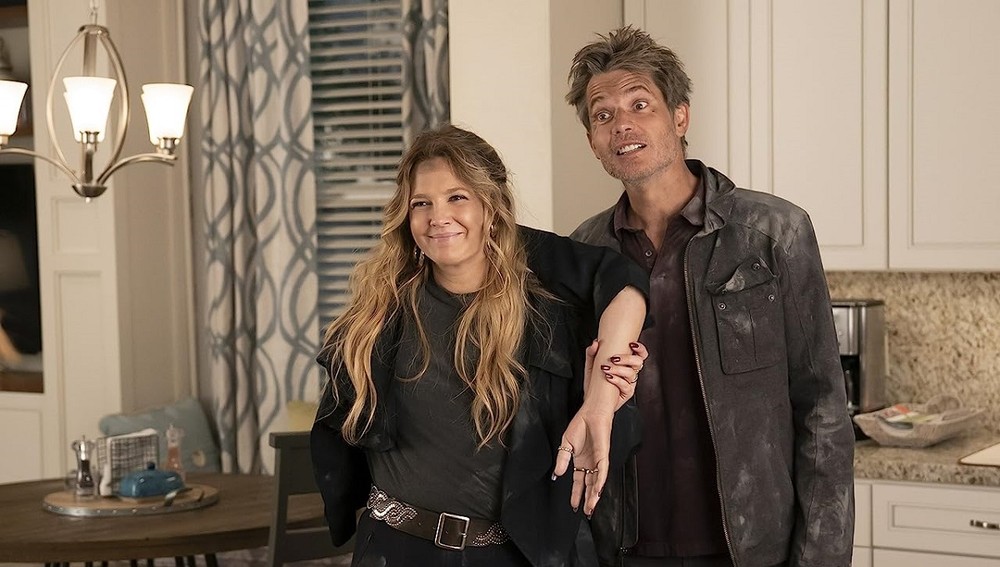 Em Santa Clarita Diet, a atriz Drew Barrymore dá vida a uma zumbi saudável — Foto: Reprodução/IMDb