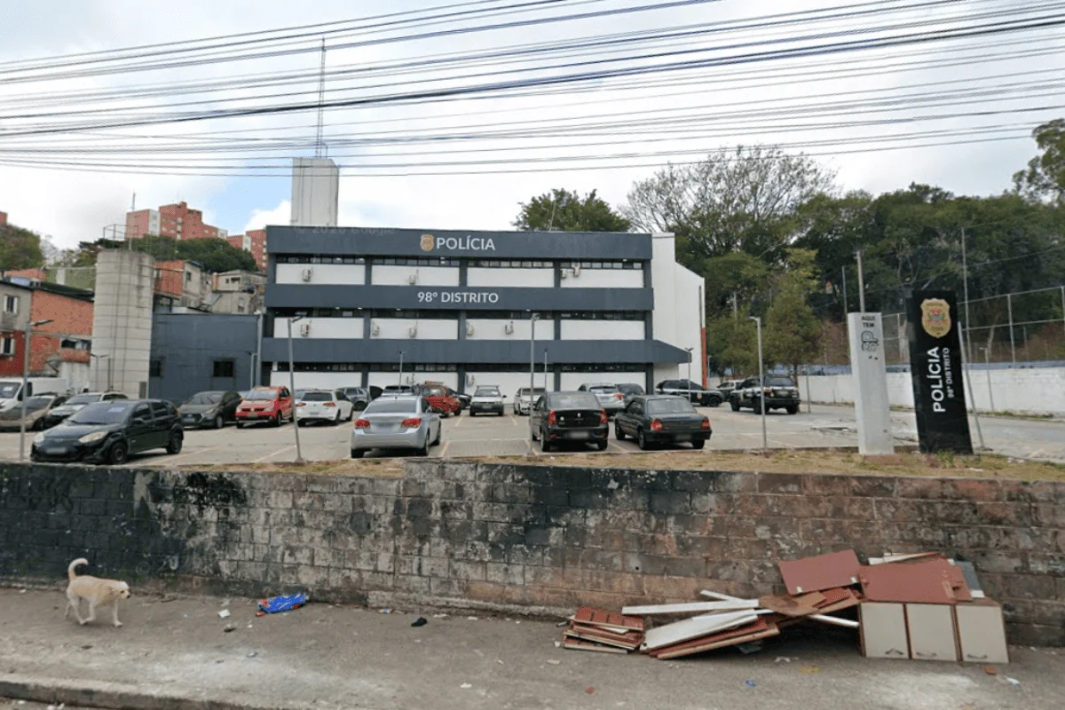 Imagem colorida do DP onde foi registrado o caso do homem que matou a sogra e esfaqueou a esposa - Metrópoles