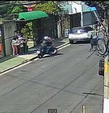 Criminosos fugiram do local em uma motocicleta. Foto: Reprodução/Câmera de Segurança / Estadão