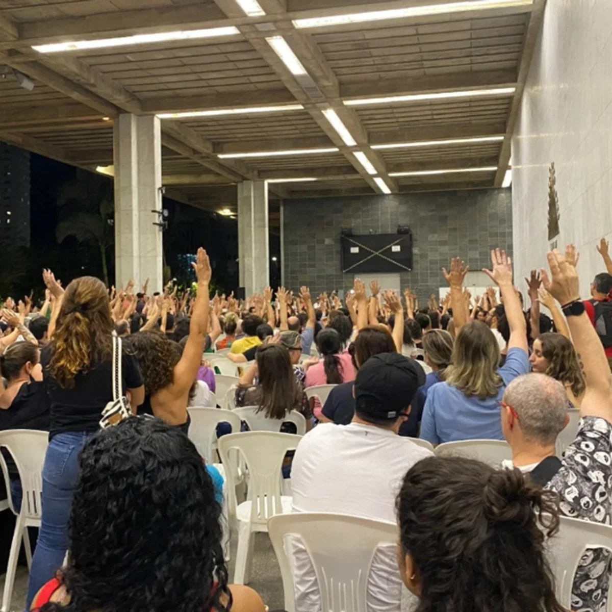 Professores de escolas particulares de BH entram em greve