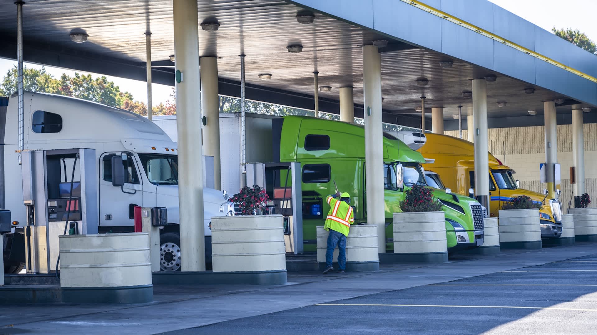 Frota de caminhões da Sul Flórida é pressionada à medida que o diesel se aproxima de um recorde; conta de combustível do banco alimentar atinge US$ 121.000