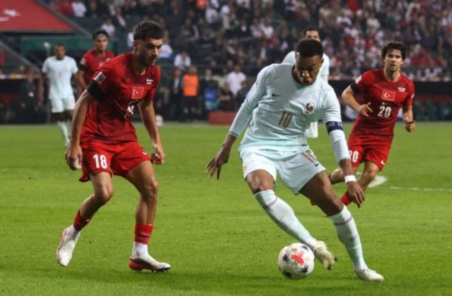 Mbapp&eacute; ap&oacute;s balan&ccedil;ar as redes pela Fran&ccedil;a &ndash;