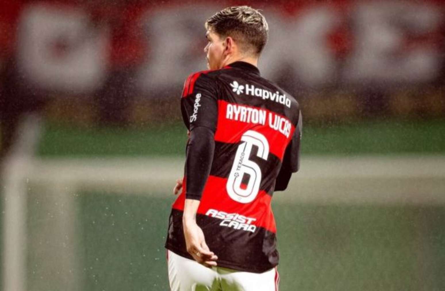 Foto: Adriano Fontes / Flamengo - Legenda: Ayrton Lucas jogou apenas quatro minutos contra o Bragantino. Saiu com les&atilde;o na coxa direita / Jogada10