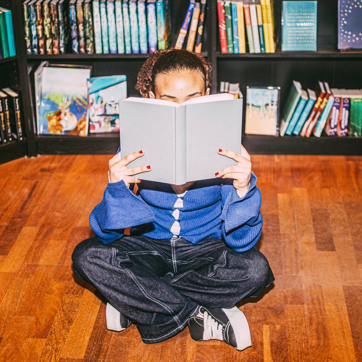 Singapura paga as pessoas para pegar um livro em luta contra o doomscrolling