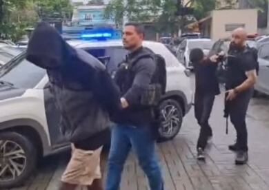 Polícia prende dois traficantes e apreende arma e drogas durante ação em Belford Roxo (RJ)