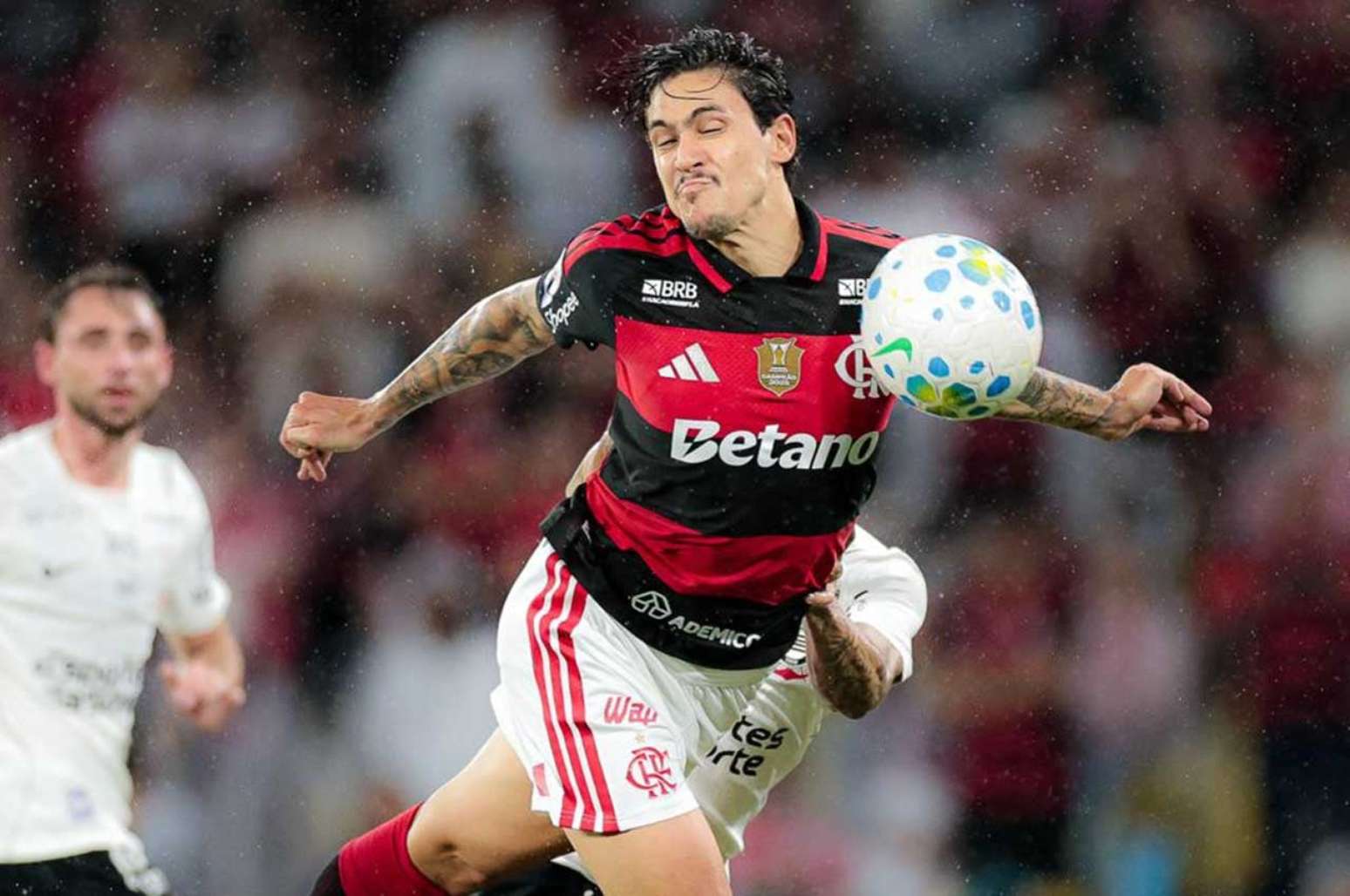 Pedro tentou marcar de peito no primeiro tempo, mas Hugo Souza evitou –