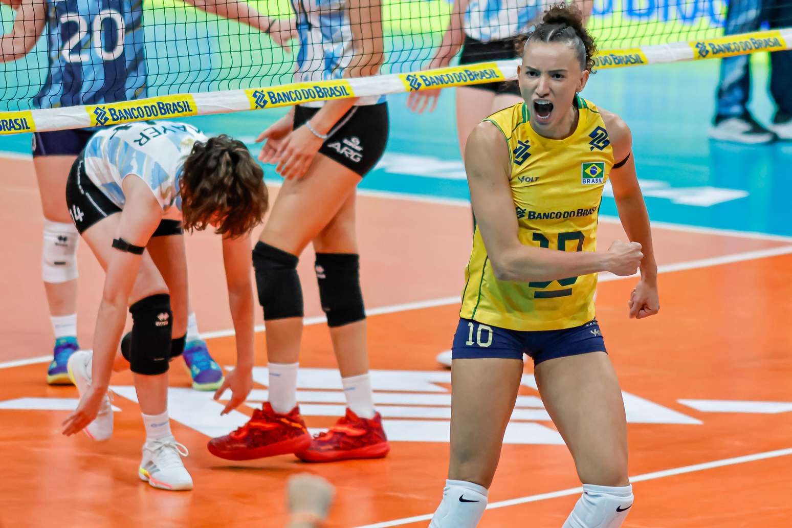 Brasil vence Argentina no v&ocirc;lei feminino e garante vaga nas Olimp&iacute;adas