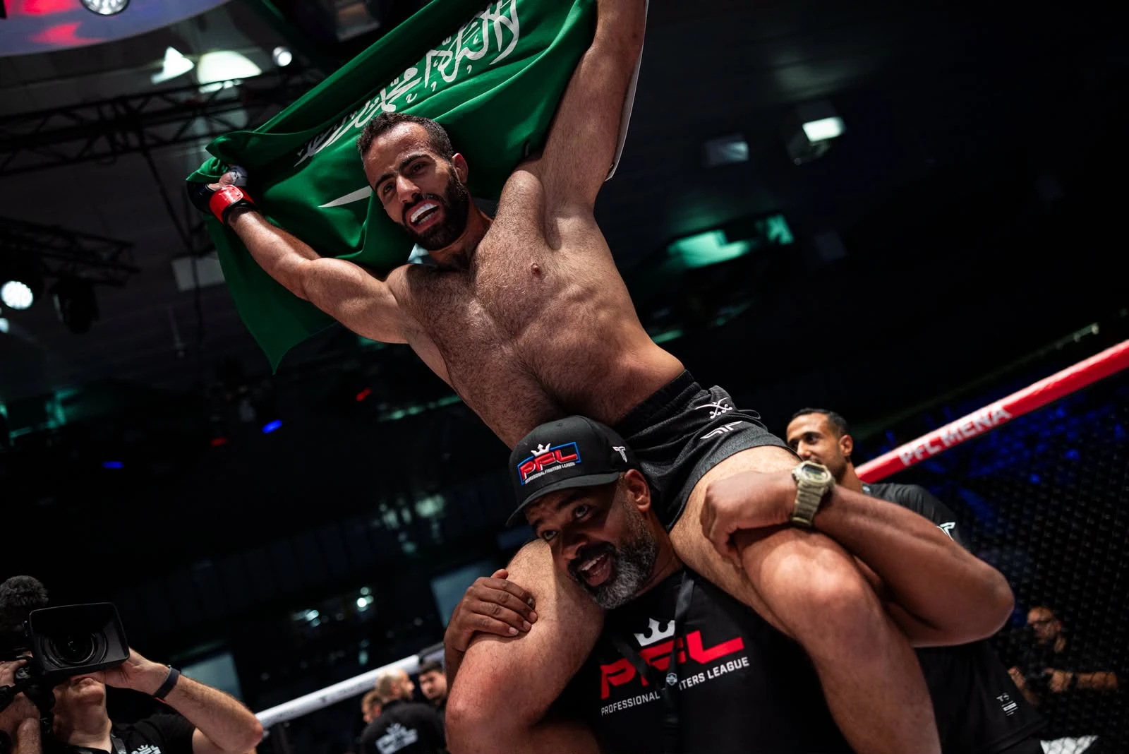 O portador da bandeira saudita Khalifah Al-Omairi mira na medalha dos Jogos Asiáticos no caminho para Los Angeles