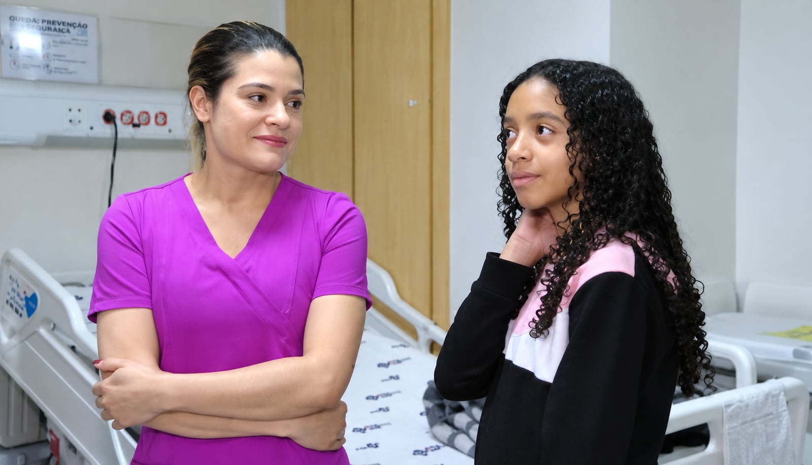 Safira apareceu ao lado da médica, já com a mochila pronta para voltar para casa