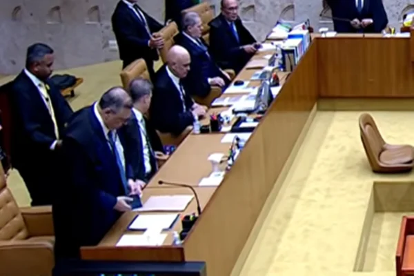 Moraes, Mendonça e Dino sentam lado a lado em julgamento histórico no STF