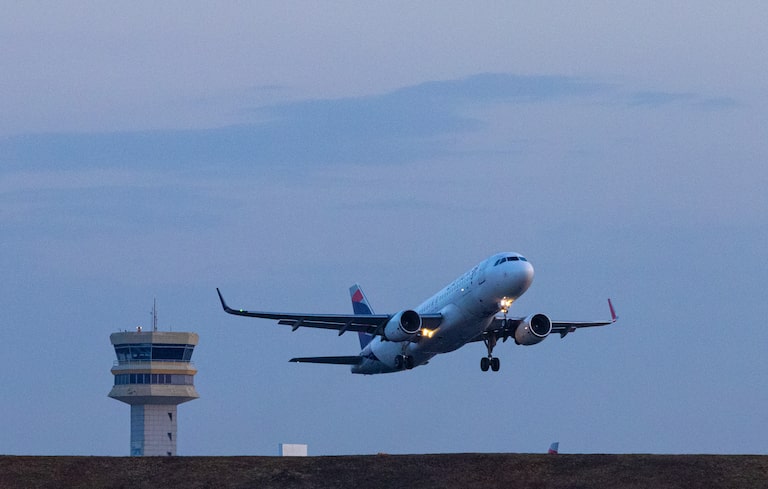 Punição inédita da Anac: homem é proibido de voar por 6 meses após expor órgão sexual em avião