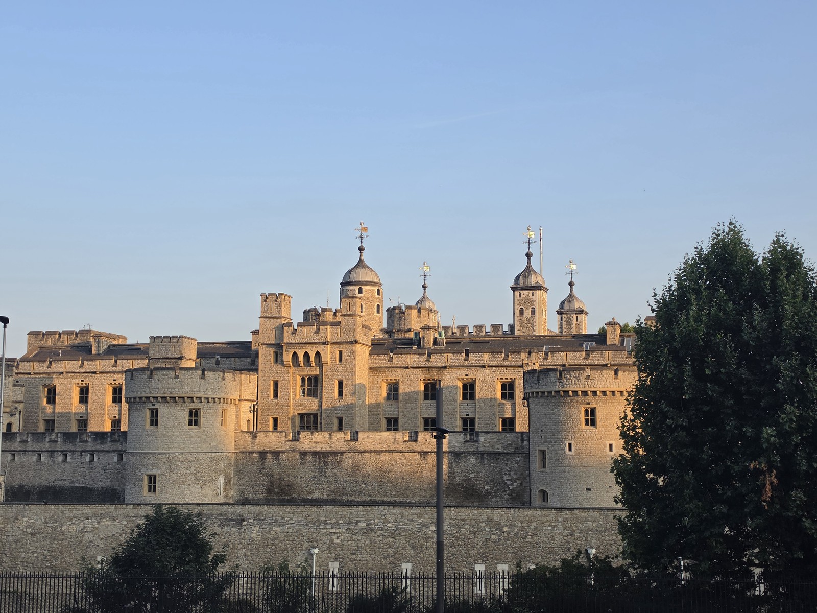 Torre de Londres; foto tirada com câmera principal do Galaxy S26 Ultra, zoom de 2x — Foto: Ana Letícia Loubak/TechTudo