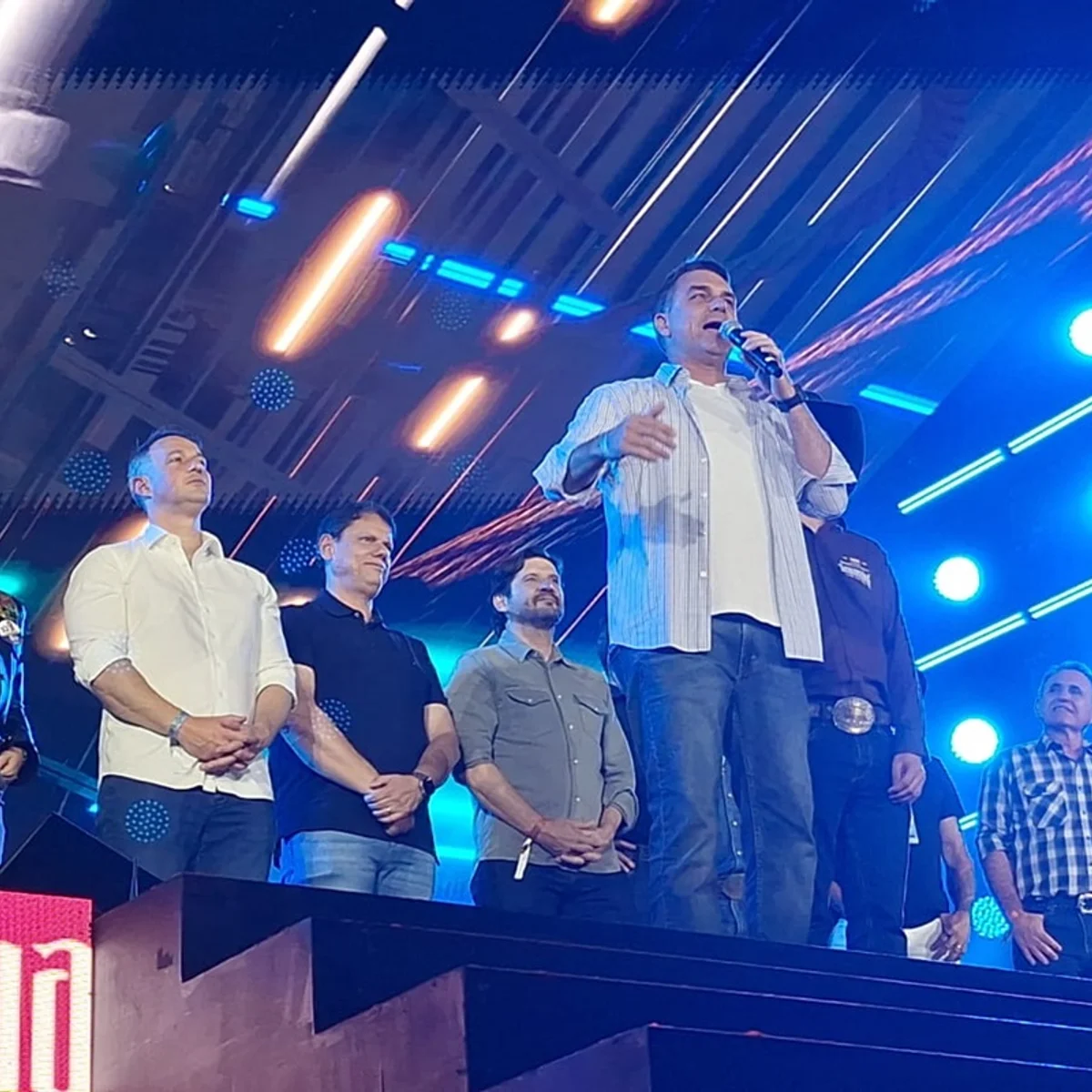 Na reta final da campanha, Flávio e Tarcísio fazem aparição curta em rodeio