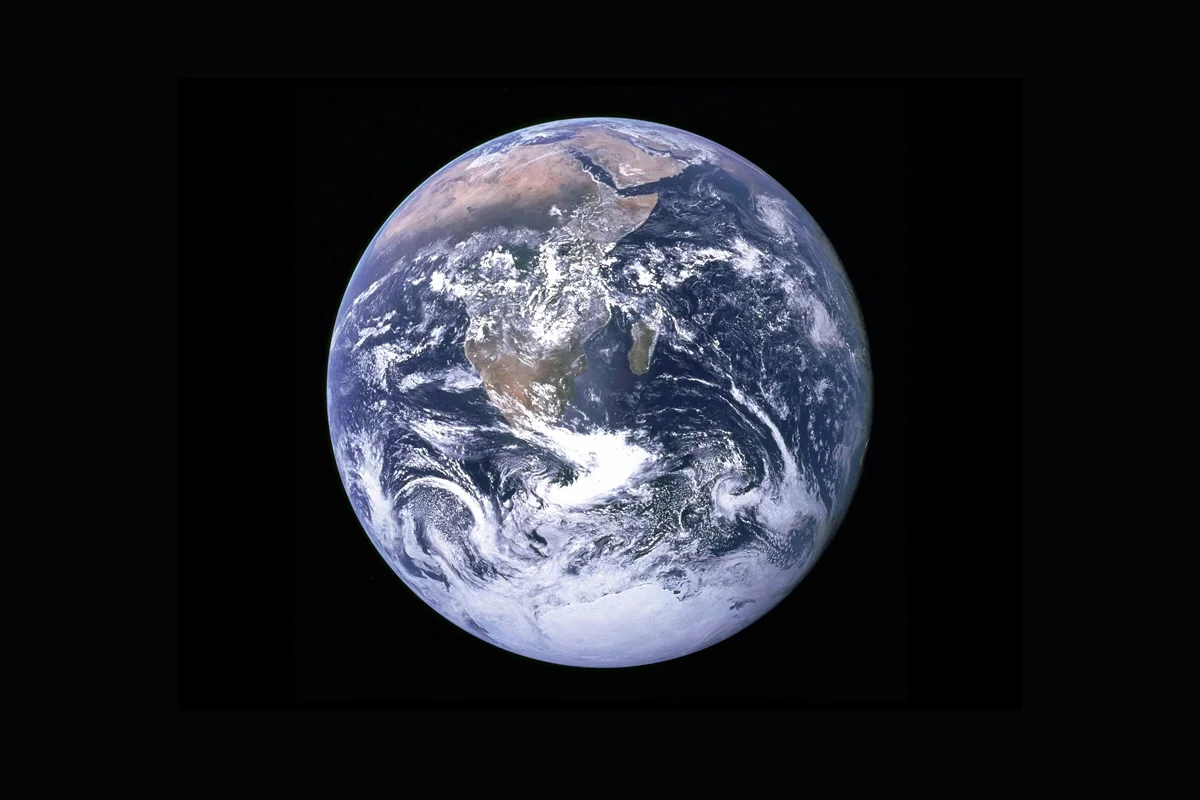 Imagem colorida da Terra - Metrópoles