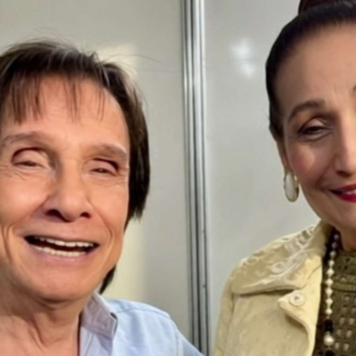 Cantor Roberto Carlos dá para Sonia Abrão o presente sonhado por toda fã do ‘Rei’
