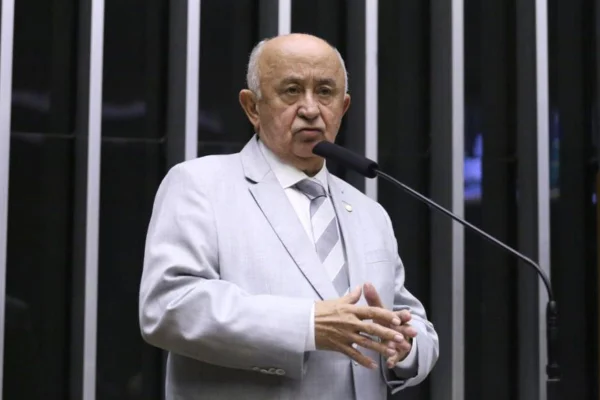 Deputado emprega “psicóloga fantasma” na Câmara com salário de R$ 7 mil - destaque galeria