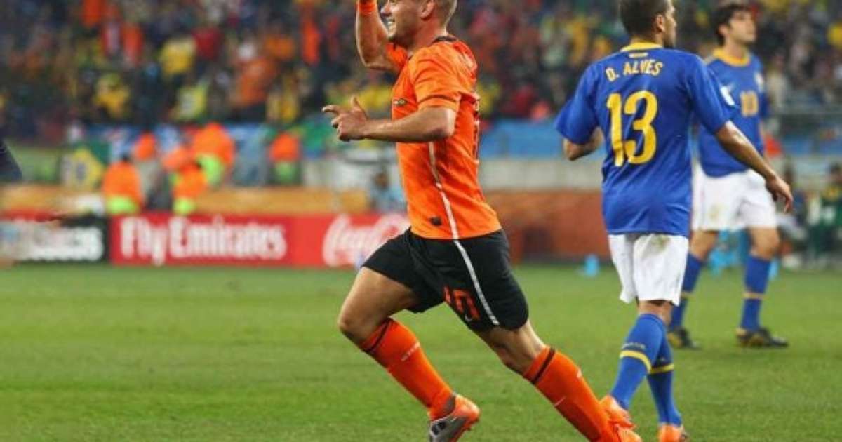 Sneijder leiloa bola de jogo contra o Brasil e medalha de 2014