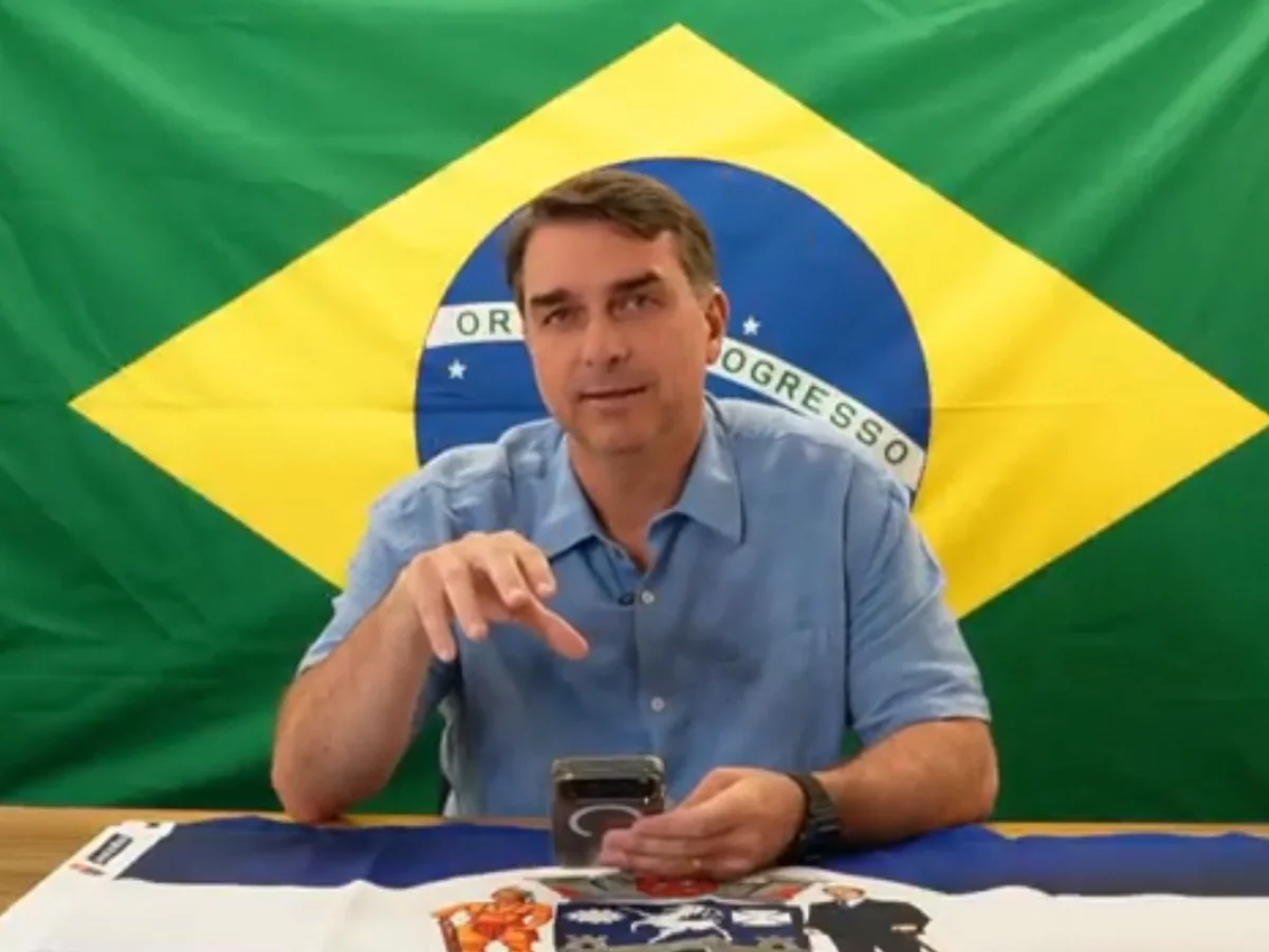Flávio Bolsonaro não vale uma palavra que diz ou cala