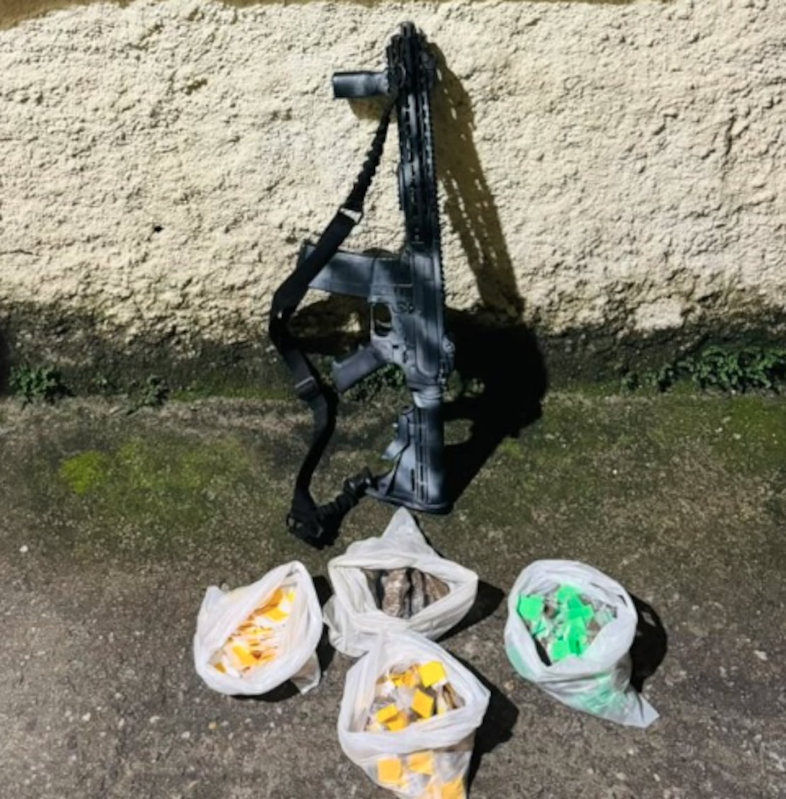 Agentes do 1º BPM apreenderam fuzil, maconha e cocaína Reprodução/Polícia Militar