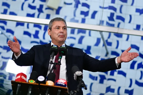 Lindbergh aciona STF por suposta verba estrangeira na campanha de Flávio