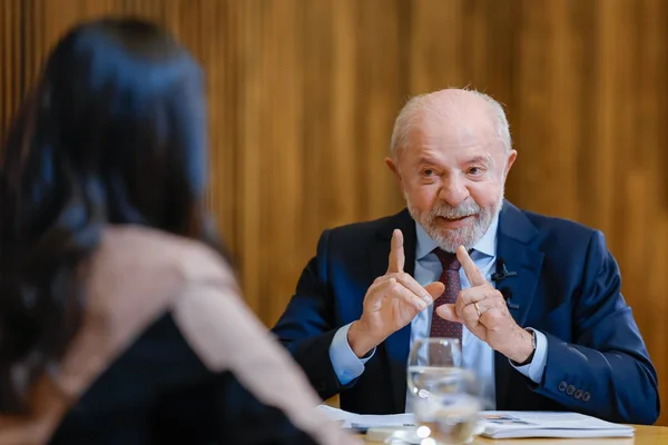 Lula contraria aliados e hesita em soltar a mão de Moraes em meio à crise - destaque galeria
