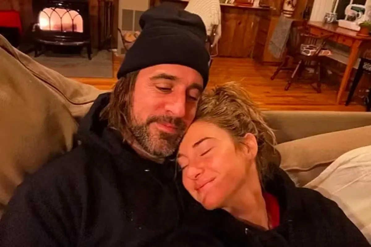 atleta aaron rodgers e atriz shailene woodley