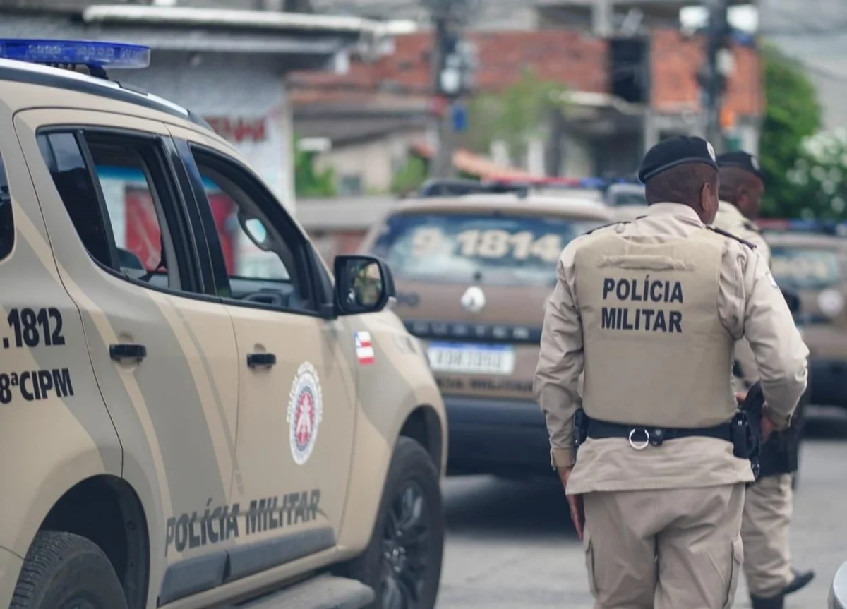 Foto colorida mostra viatura e policial da PM da Bahia - Metrópoles