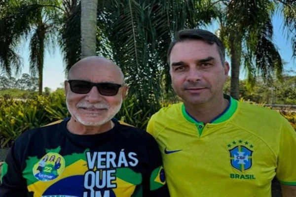 Queiroz rechaça ter sido “escondido” por Flávio em evento no Rio