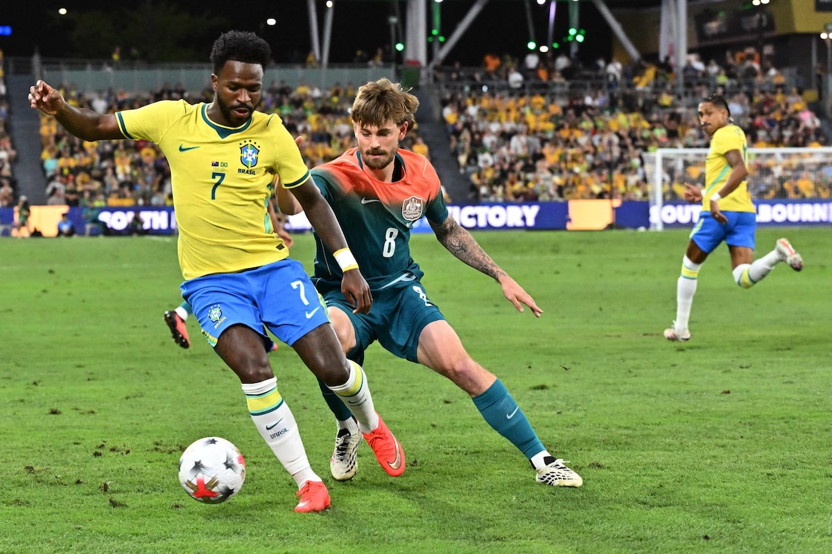 Brasil marca no último lance e evita vexame contra a Austrália em primeiro amistoso pós-Copa