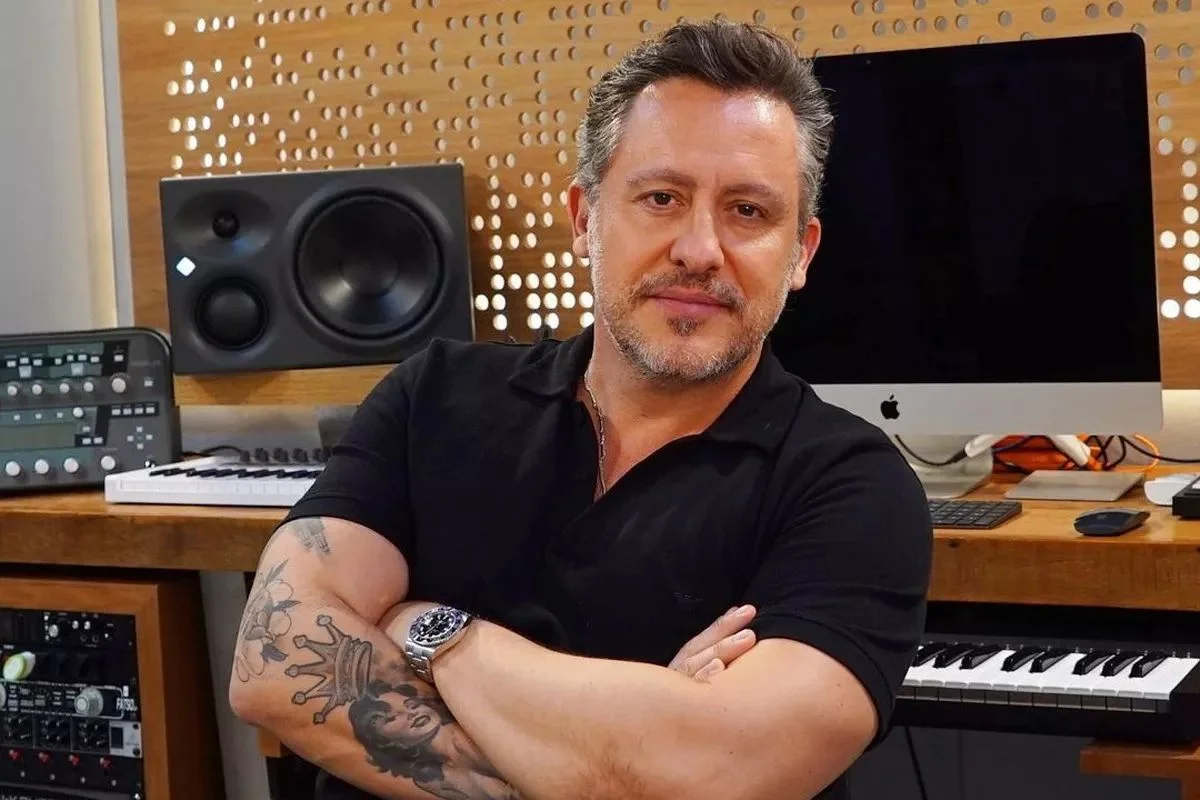 Rick Bonadio foi trollado por Rafael Maximiano após lançar desafio e não perceber que o guitarrista havia usado uma canção original da banda - Metrópoles