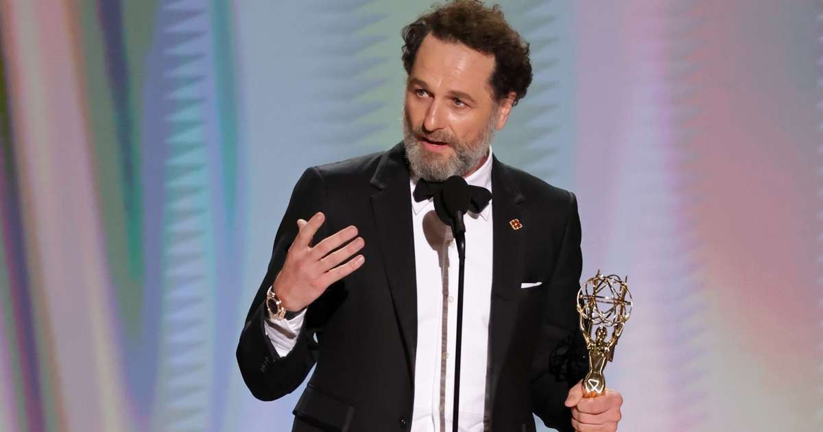 Matthew Rhys faz história no Emmy ao vencer dois prêmios de atuação na mesma noite