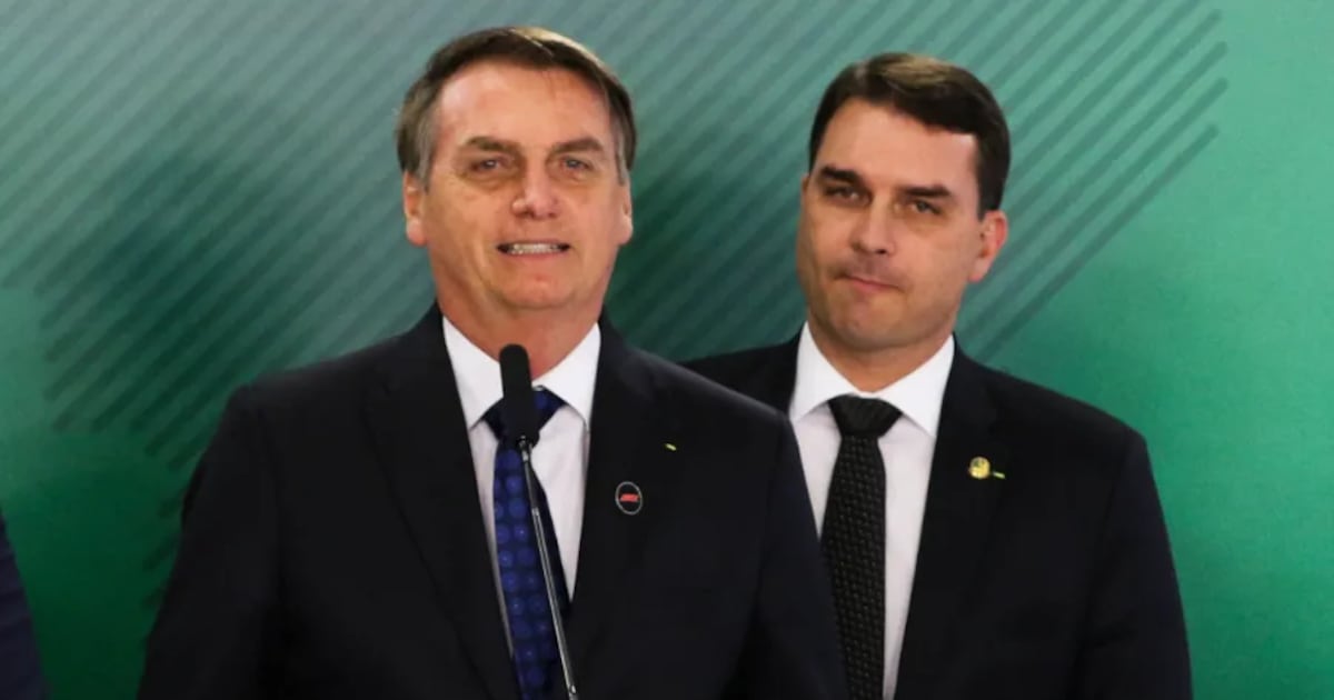 Flávio entra no radar do STF exatamente 1 ano depois da condenação do pai