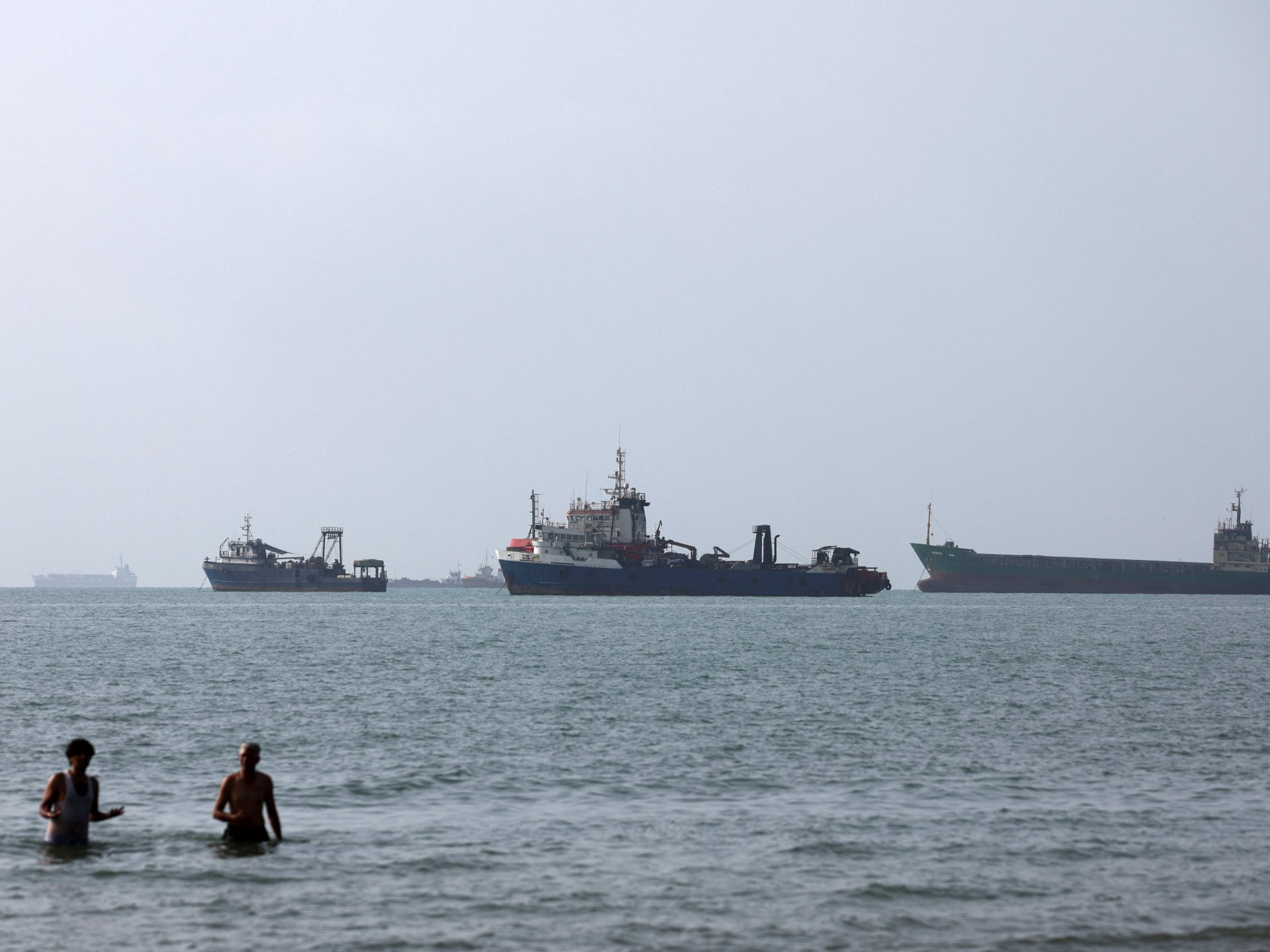 Guerra no Irã ao vivo: Omã diz que as conversas entre o Irã e os estados do Golfo no Estreito de Ormuz foram adiadas