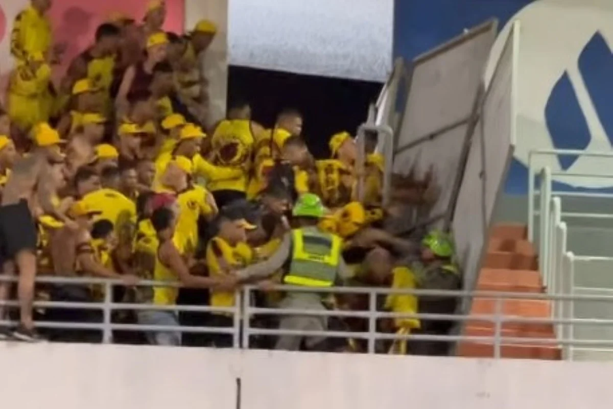 Foto colorida de torcida do Sport - Metrópoles