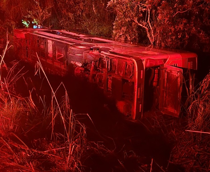 Ônibus tomba na BR-393 após motorista passar mal e deixa 13 feridos em Barra do Piraí (RJ)