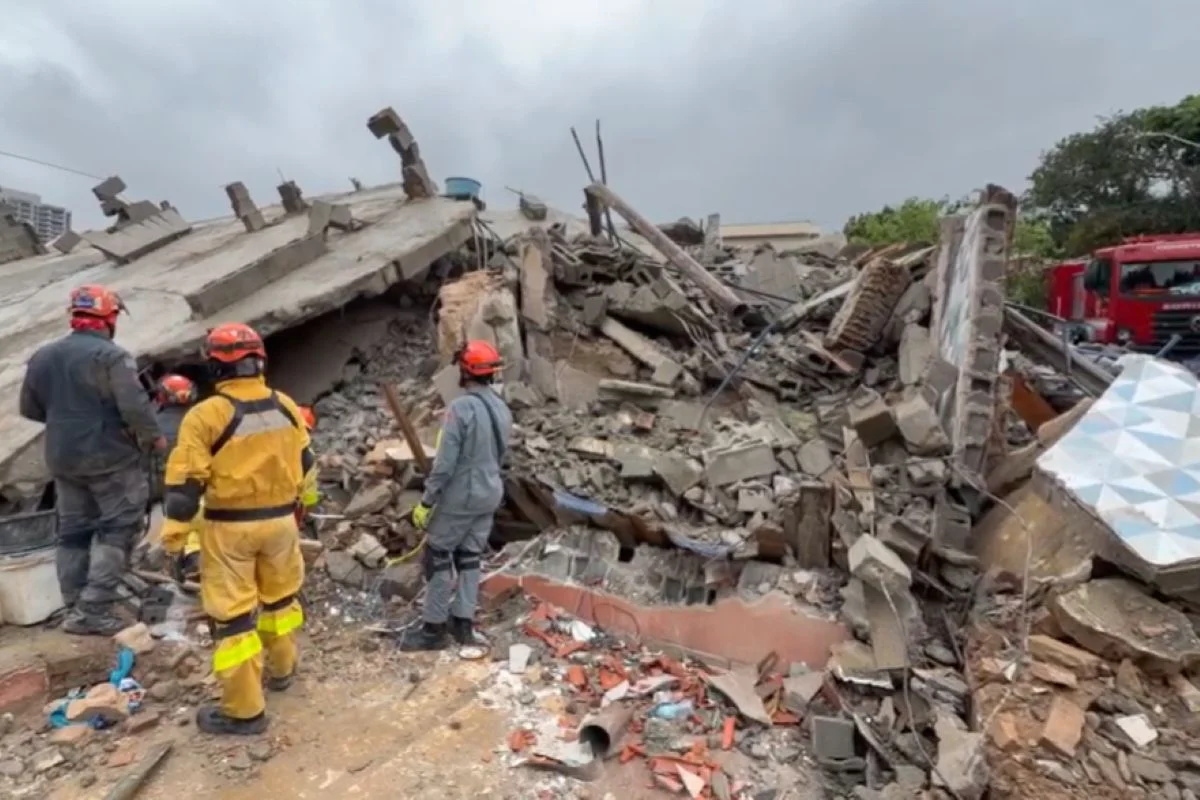 Bombeiros resgatam corpo de criança, 6ª morte após desabamento em SP