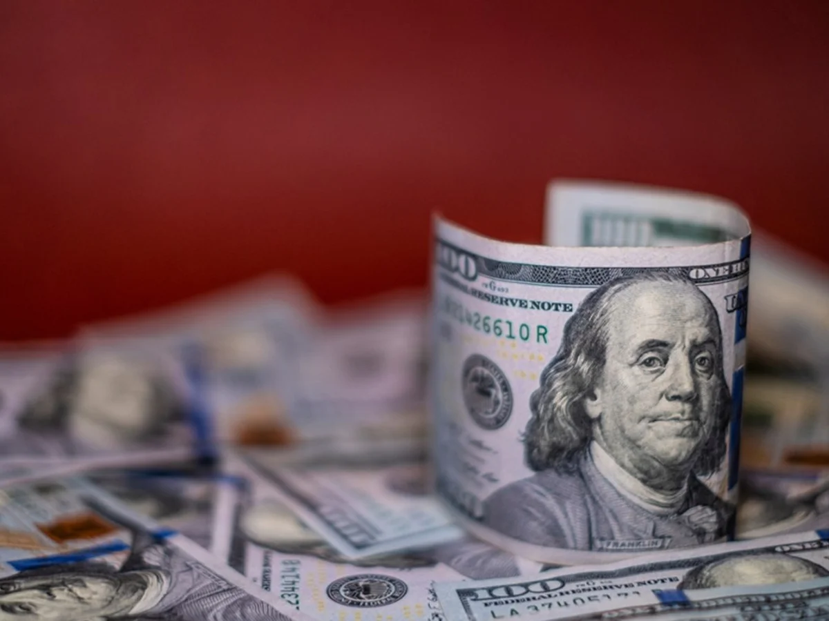 Mercado tenso: dólar cai, mas de olho na crise no STF e nos juros dos EUA
