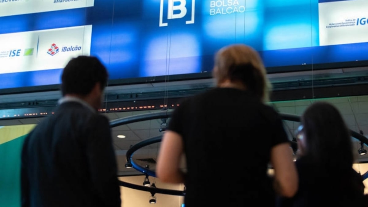 Ibovespa hoje recua na contramão de NY; IPCA-15 surpreende mercado e Petrobras cai