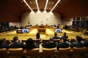 Em sessão caótica, STF não resolve crise e joga solução para futuro incerto